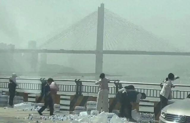 重庆多人在长江放生“矿泉水”！当地回应