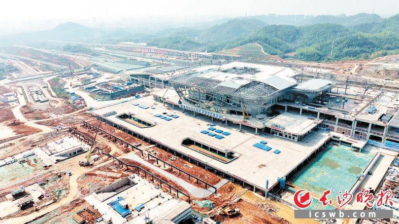 长沙高铁西站站房建设进度过半，巨型“杜鹃花”加速绽放