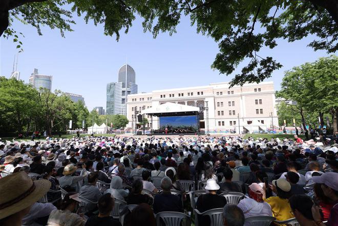 2025上海城市草坪音乐会：艺术与春日的交融 “春之声”在上海城市草坪奏响：音乐与花展的邂逅