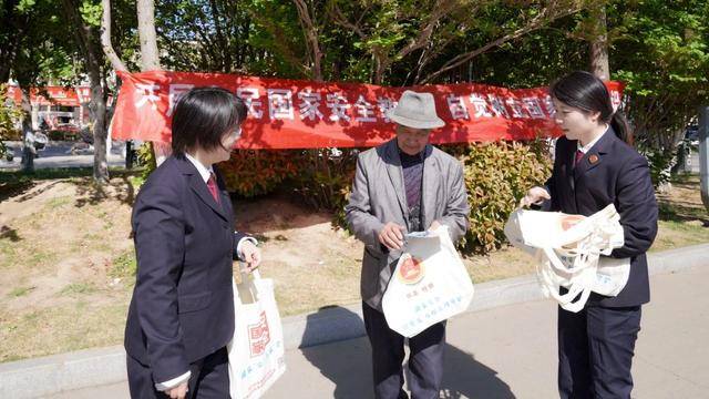 濮阳市华龙区检察院开展国家安全教育主题普法宣传活动