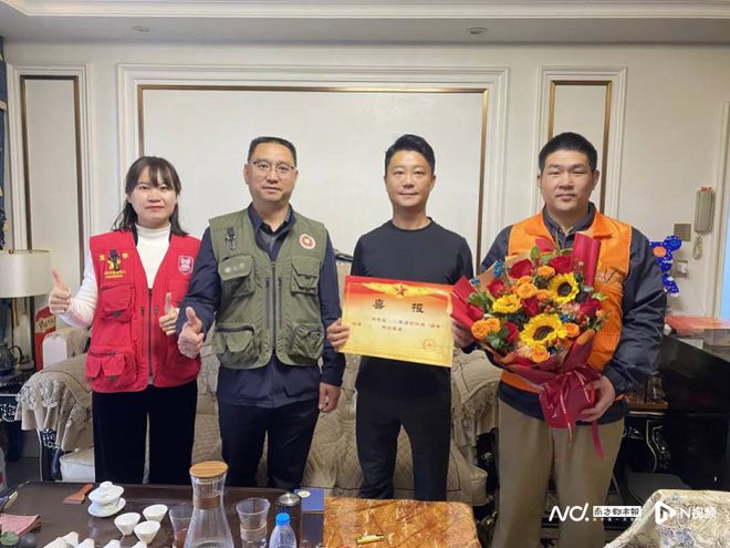 龙华街道三联社区为优秀军人家庭送喜报