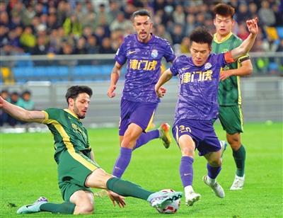 津门虎主场奏凯，于根伟压力下的球队逆袭 津门虎队中超赢球，阵容风波后的扬眉吐气