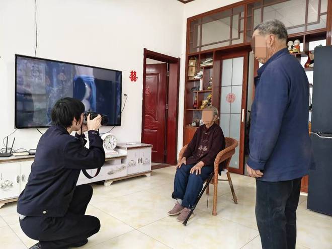 济南长清公安五峰派出所：上门为九旬老人办身份证