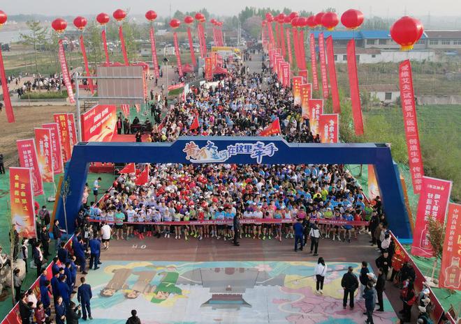 2000选手齐聚平原县“两河牵手”乐跑活动，平原县“两河牵手 乐跑平原”活动激情开跑
