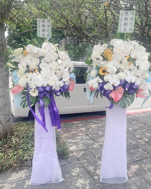 新党侯汉廷送花篮到台法务部门，哀悼“司法已死、东厂犹在”