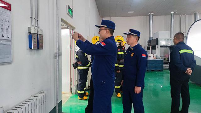 呼和浩特消防：全面保障人员密集场所动火作业安全 内蒙古呼和浩特：动火作业消防安全专项行动进行时