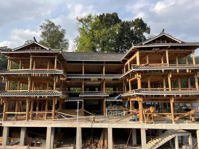 76岁老人建造1200平木楼：非遗传承者的坚守 不画图纸全凭记忆，76岁老人建造侗族木楼