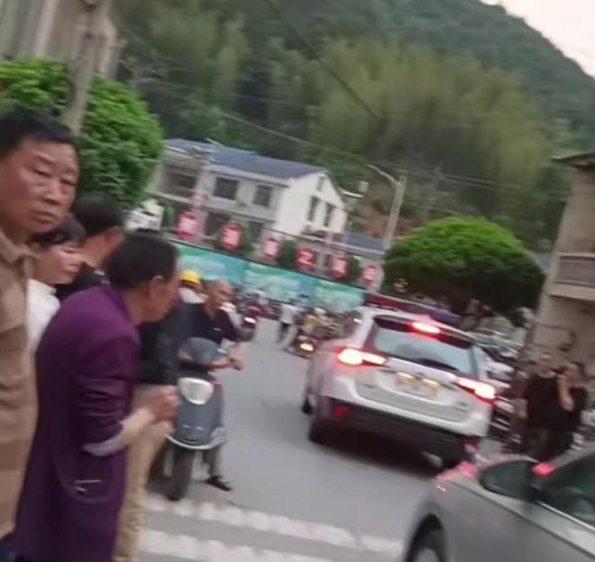 湖南平江发生翻船事件6人溺亡，知情人曝内幕，网友评论区热议