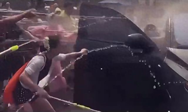 副总裁回应“泼水节理想车被外人语音解锁开门成泡水车”：乘客手动开的门