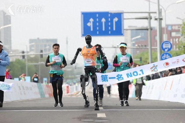 全球首次“人机共跑” 2时40分“天工” 夺冠！