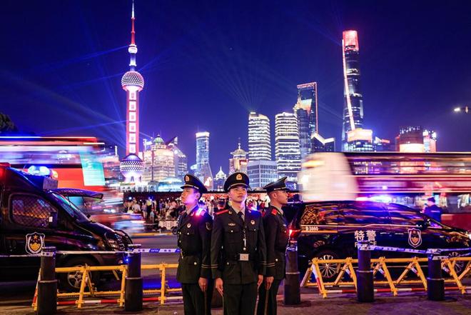 重要路口现“环岛人墙” 武警上海总队护航浦东开发开放35周年光影秀