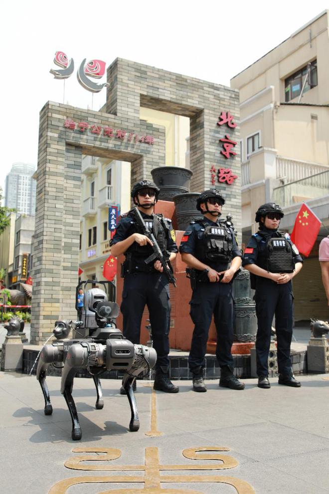 广州首只警用机械狗五一假期出街！与特警巡逻北京路步行街