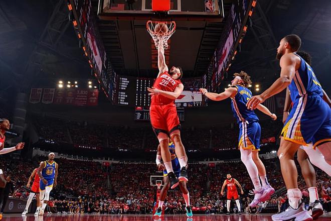 NBA季后赛：申京稳定发挥，火箭保留悬念 阿尔佩伦 - 申京，火箭在季后赛的希望之星
