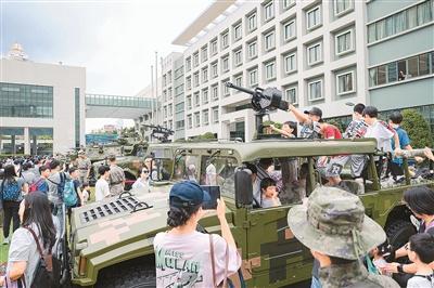 驻澳部队军营开放：精彩背后的意义 澳门市民走进驻澳部队军营：难忘的开放之旅