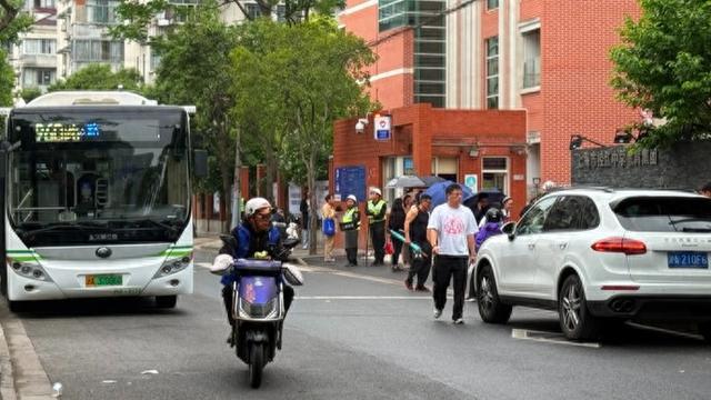 学校大门毗邻公交站点，上下学高峰堵点怎么破？代表以甜爱路、怀德路为样本